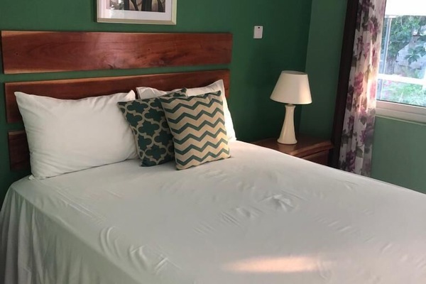 Escritorio, cortinas blackout y tabla de planchar con plancha