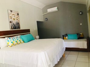 Habitación superior | Escritorio, cortinas blackout y tabla de planchar con plancha 