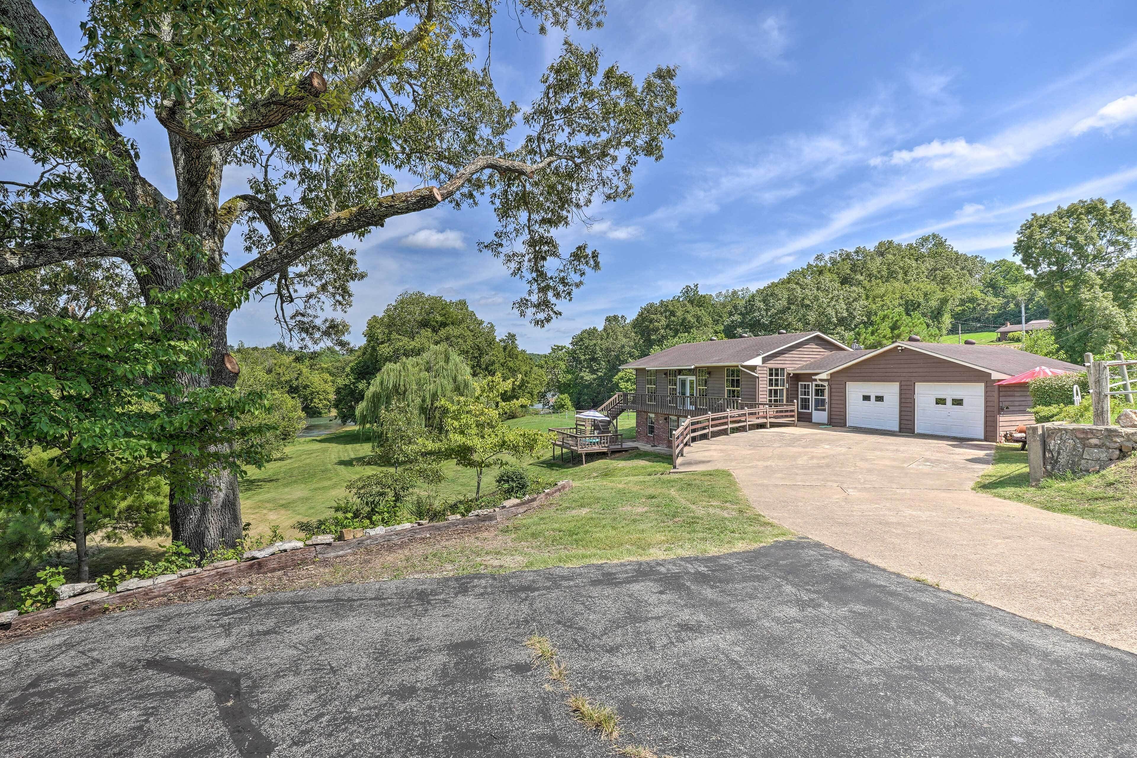 'Angler's Ridge' Waterfront Family Getaway!