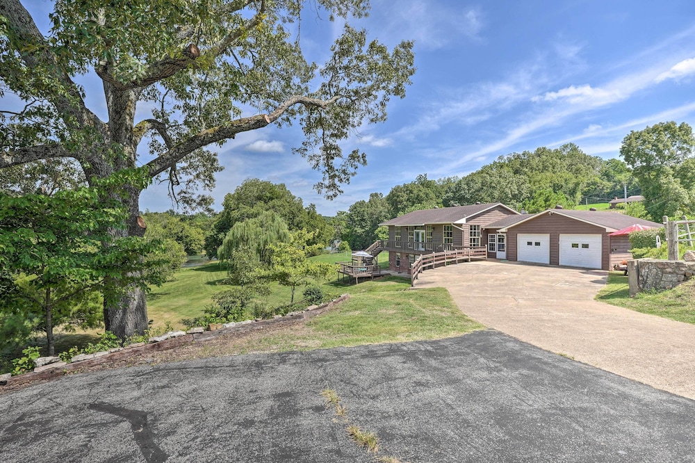 'Angler's Ridge' Waterfront Family Getaway!