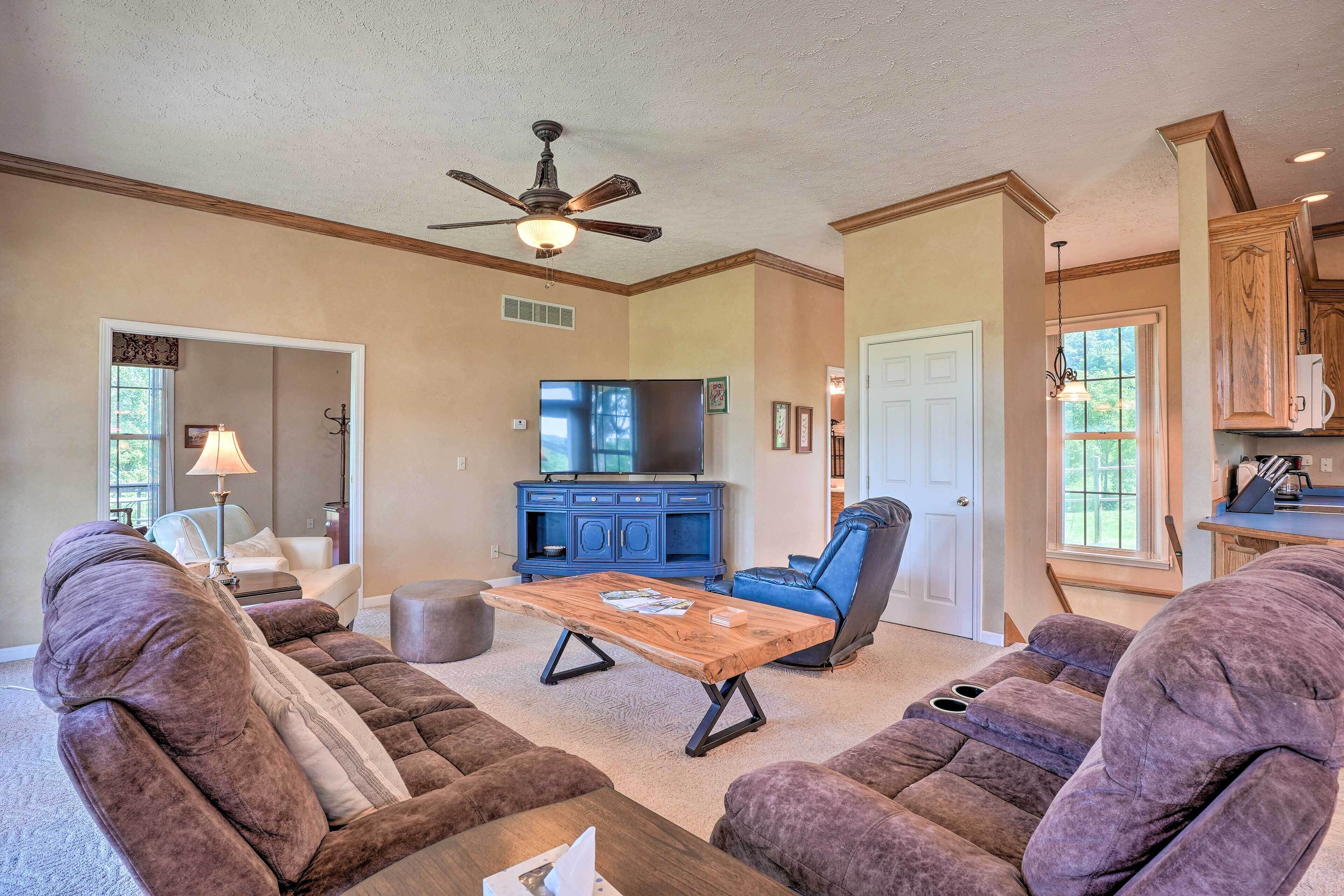 'Angler's Ridge' Waterfront Family Getaway!