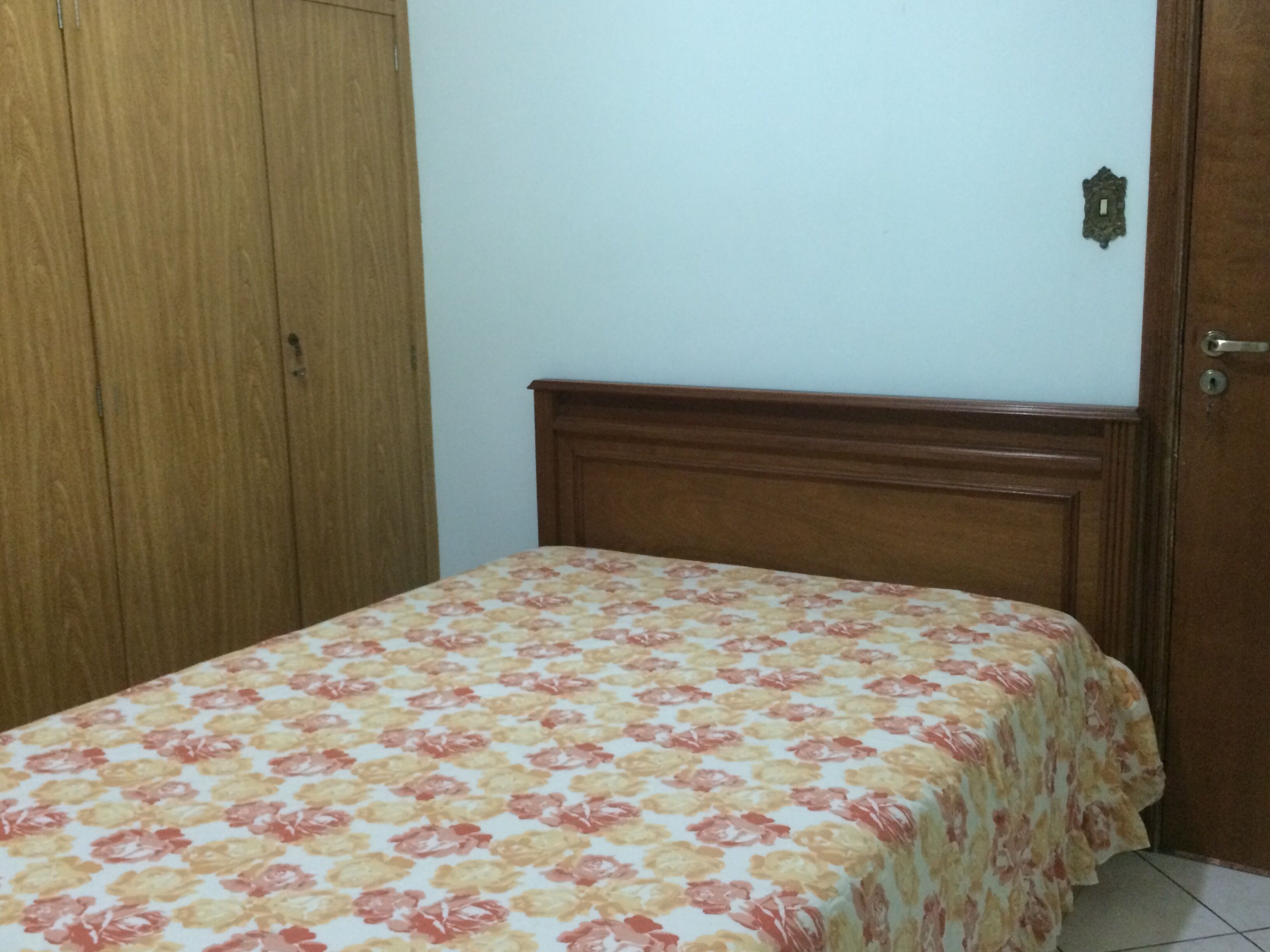 Building in front of Praia do Gonzaga in Santos, between channels 2 and 3.