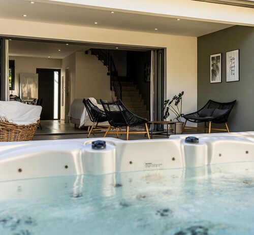 Modern, comfortable villa with jacuzzi