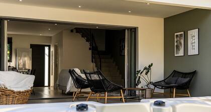 Modern, comfortable villa with jacuzzi