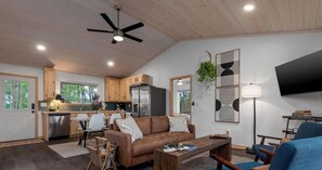 TV, offices - The OZ Oasis Cabin @ Buffalo River- Stunning Views (Jasper)