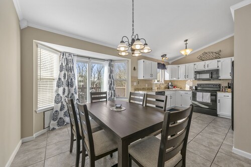 O'Fallon Edge Oasis- 4bd/3bt, Wooded Backyard, Office, Great Family Getaway 