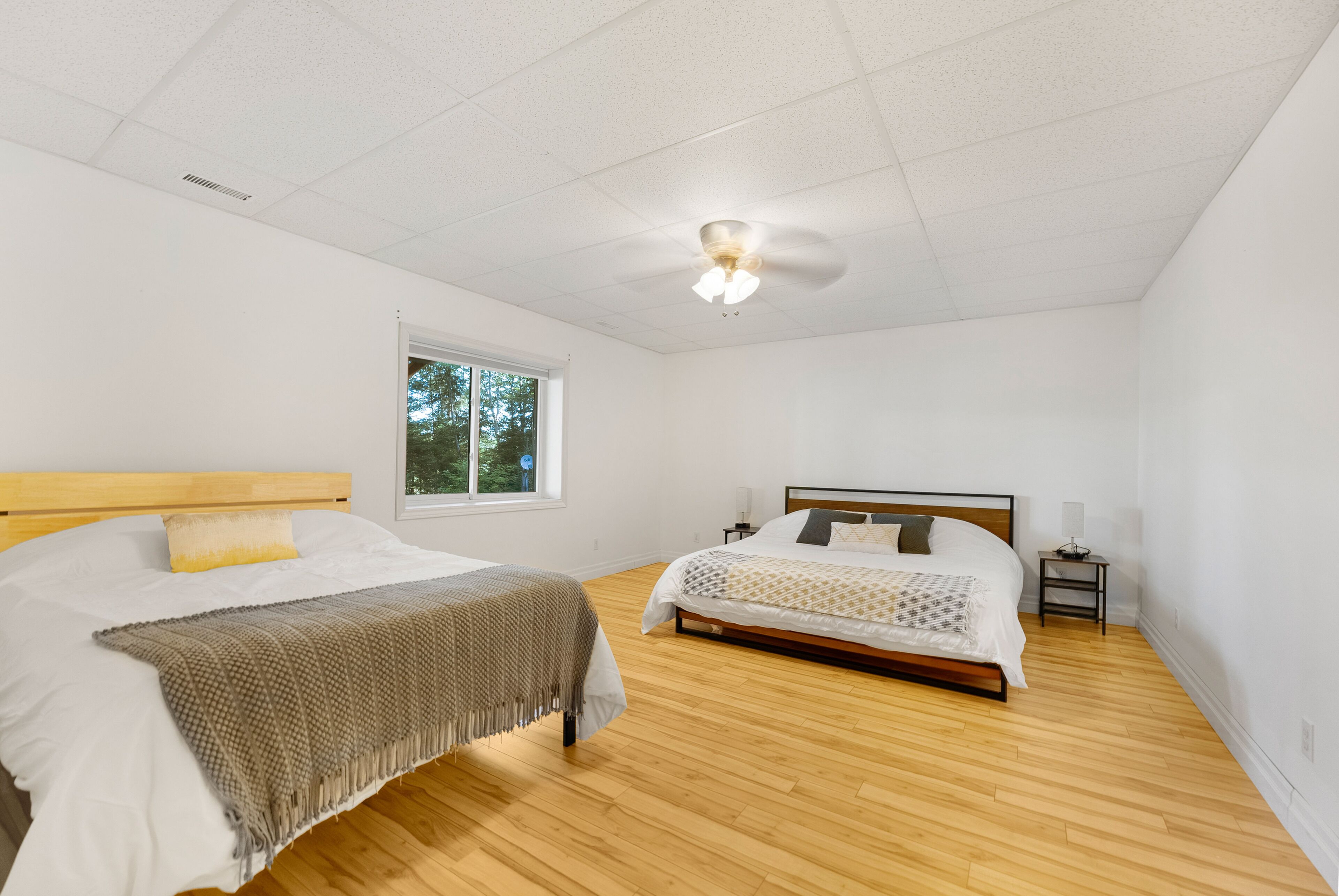 New! Large 5bed 4bath Lakefront home in Bancroft!