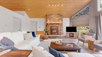 TV connectée, cheminée, lecteur de DVD, baby-foot