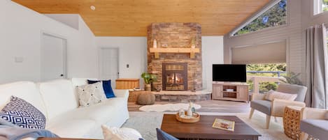 Smart TV, chimenea, reproductor de DVD y futbolito