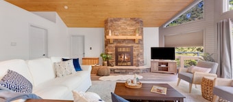 Beautiful Large 5bed 4bath Lake house in Bancroft!
