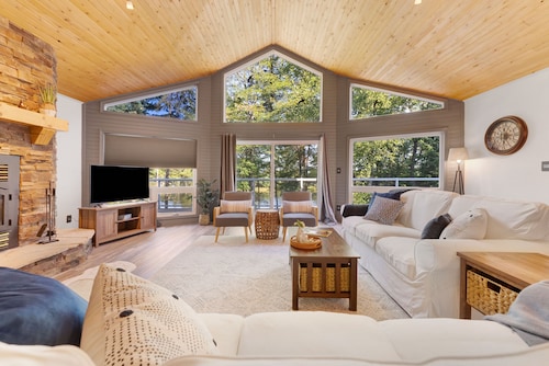 Beautiful Large 5bed 4bath Lake house in Bancroft!