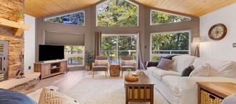 Beautiful Large 5bed 4bath Lake house in Bancroft!