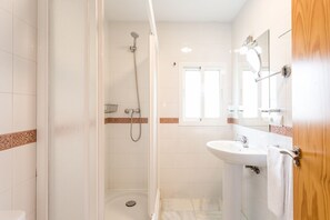 A bathroom with a shower, a sink, and a window. - H. Doble Nómadas - One Bedroom Hotel, Sleeps 2 (Vejer de la Frontera)