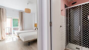 1 dormitorio, tabla de planchar con plancha, Internet y ropa de cama