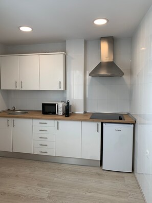 Réfrigérateur, micro-ondes, grille-pain