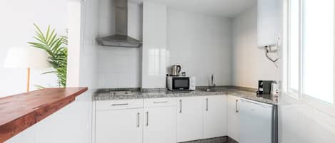 Réfrigérateur, micro-ondes, grille-pain