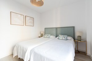 1 sovrum, strykjärn/strykbräda och sängkläder