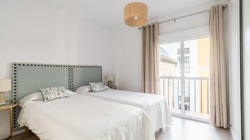 1 slaapkamer, een strijkplank/strijkijzer, beddengoed