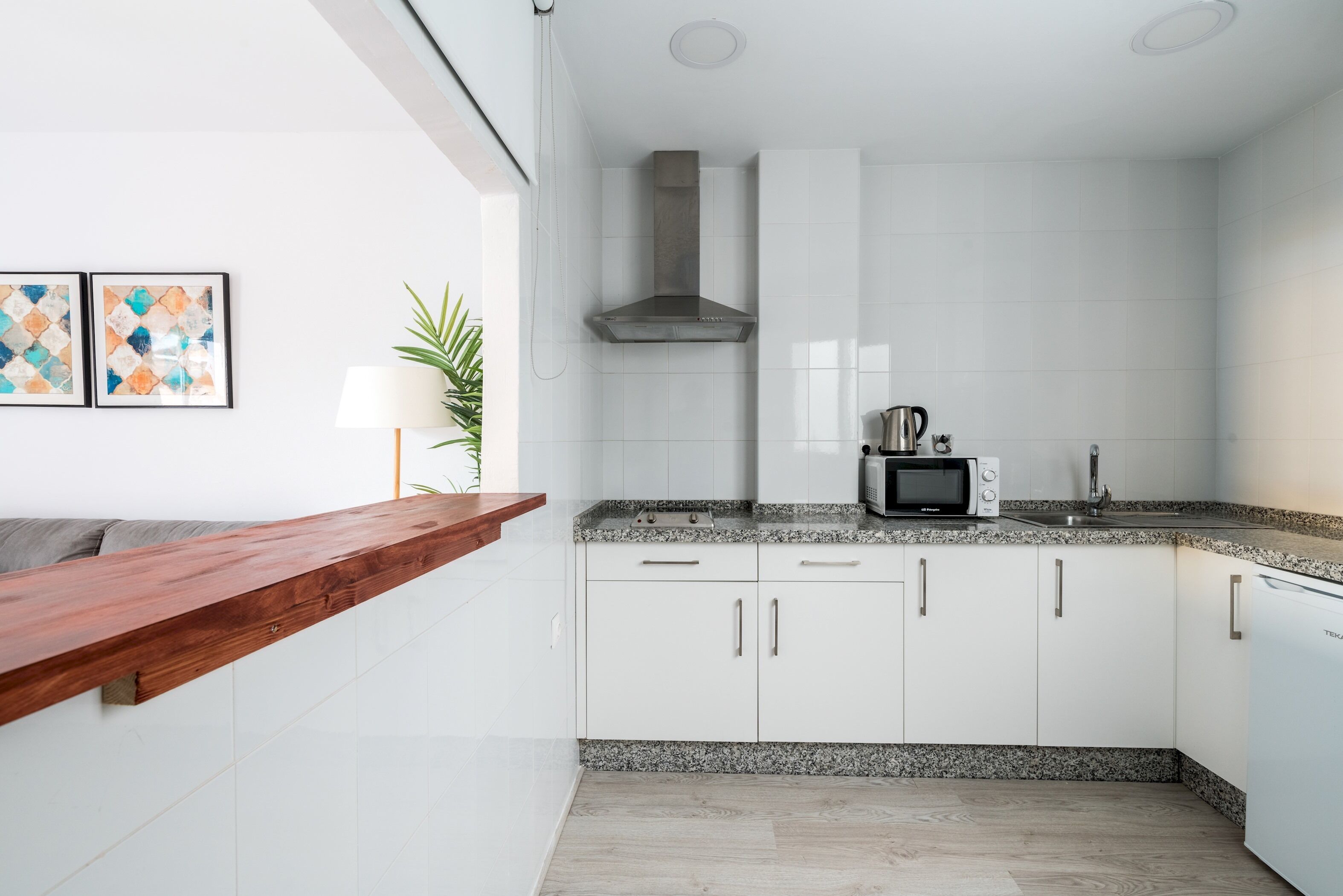 Een koelkast, een microgolfoven, een broodrooster