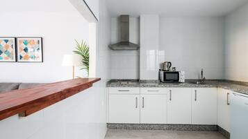 Een koelkast, een microgolfoven, een broodrooster