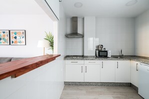 Kylskåp, mikrovågsugn och brödrost