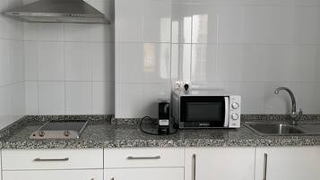 Een koelkast, een microgolfoven, een broodrooster