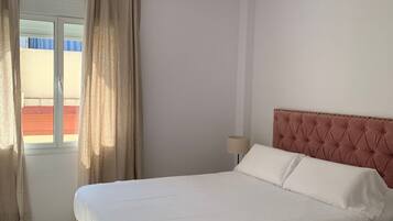 1 slaapkamer, een strijkplank/strijkijzer, internet, beddengoed