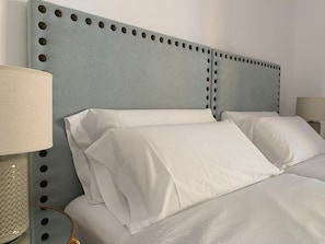1 slaapkamer, een strijkplank/strijkijzer, internet, beddengoed