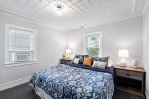 2 chambres, bureau, fer et planche à repasser, lit parapluie