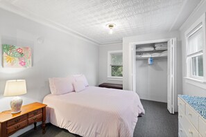 2 bedrooms, desk, iron/ironing board, travel cot - Village of Fairport - 2 BDRM w/Onsite Parking (Fairport)