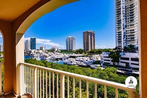 Property grounds - Uhost AI | 3BR Oasis | Pool, Gym & Scenic Views (Miami)