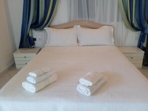 2 bedrooms, iron/ironing board, free WiFi, bed sheets - Rosemary House 1 (NIVICE)