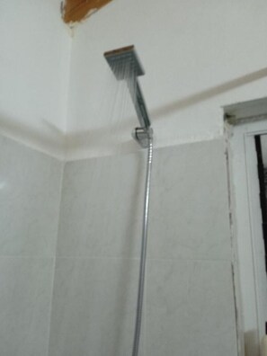 Een douche, een haardroger, handdoeken, zeep