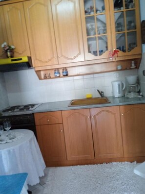 Frigorifero, microonde, forno, piano cottura