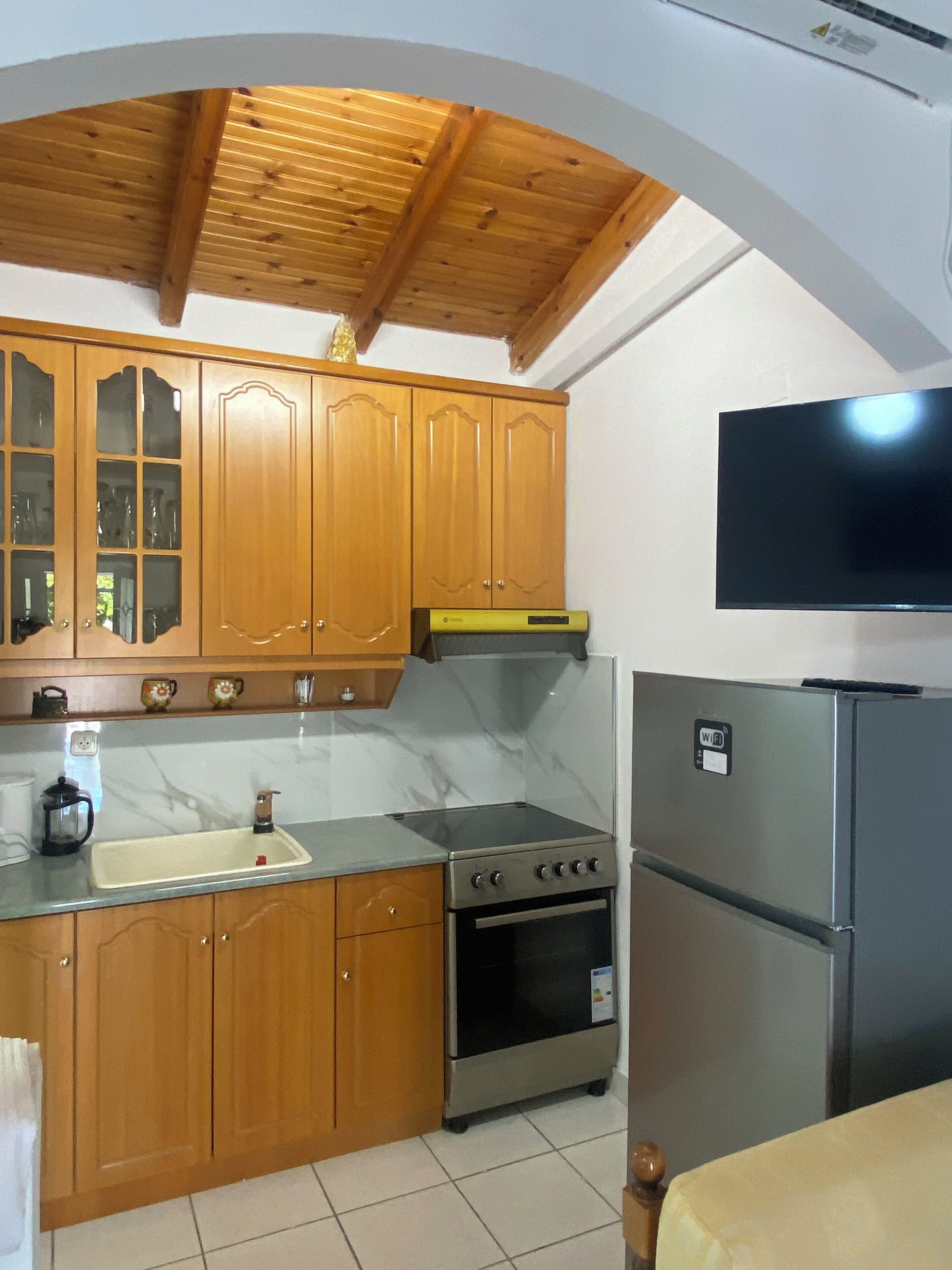 Wasserkocher mit Kaffee-/Teezubehör, Kühlschrank, Mikrowelle, Ofen