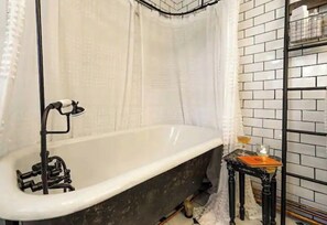 Chuveiro, secador de cabelo, toalhas de banho, sabonete