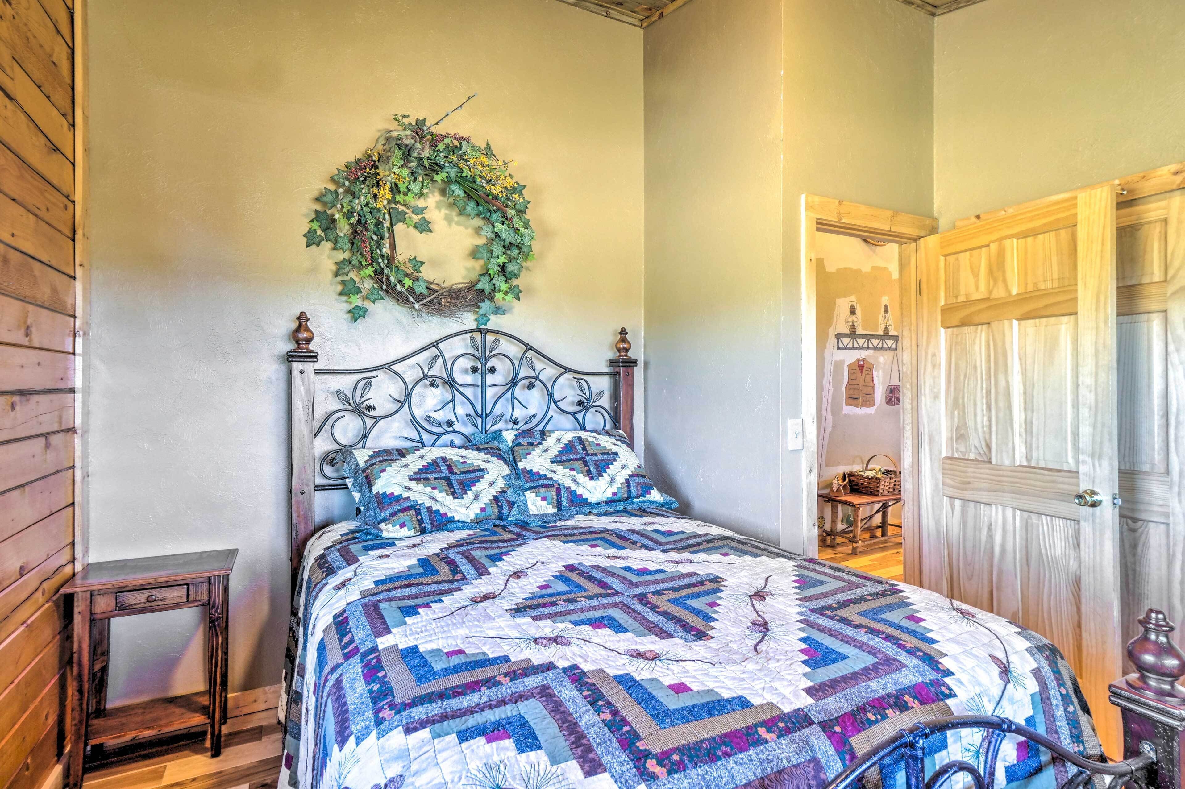 Charming Jefferson Retreat w/ Deck & Grill!