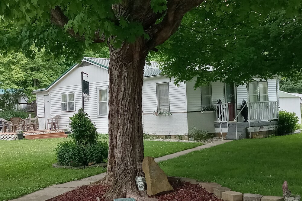 Cottage located IN Crawford Co. , just min. from Patoka Lake! Near Holiday World