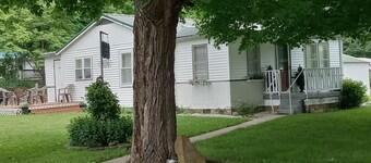 Cottage located IN Crawford Co. , just min. from Patoka Lake! Near Holiday World