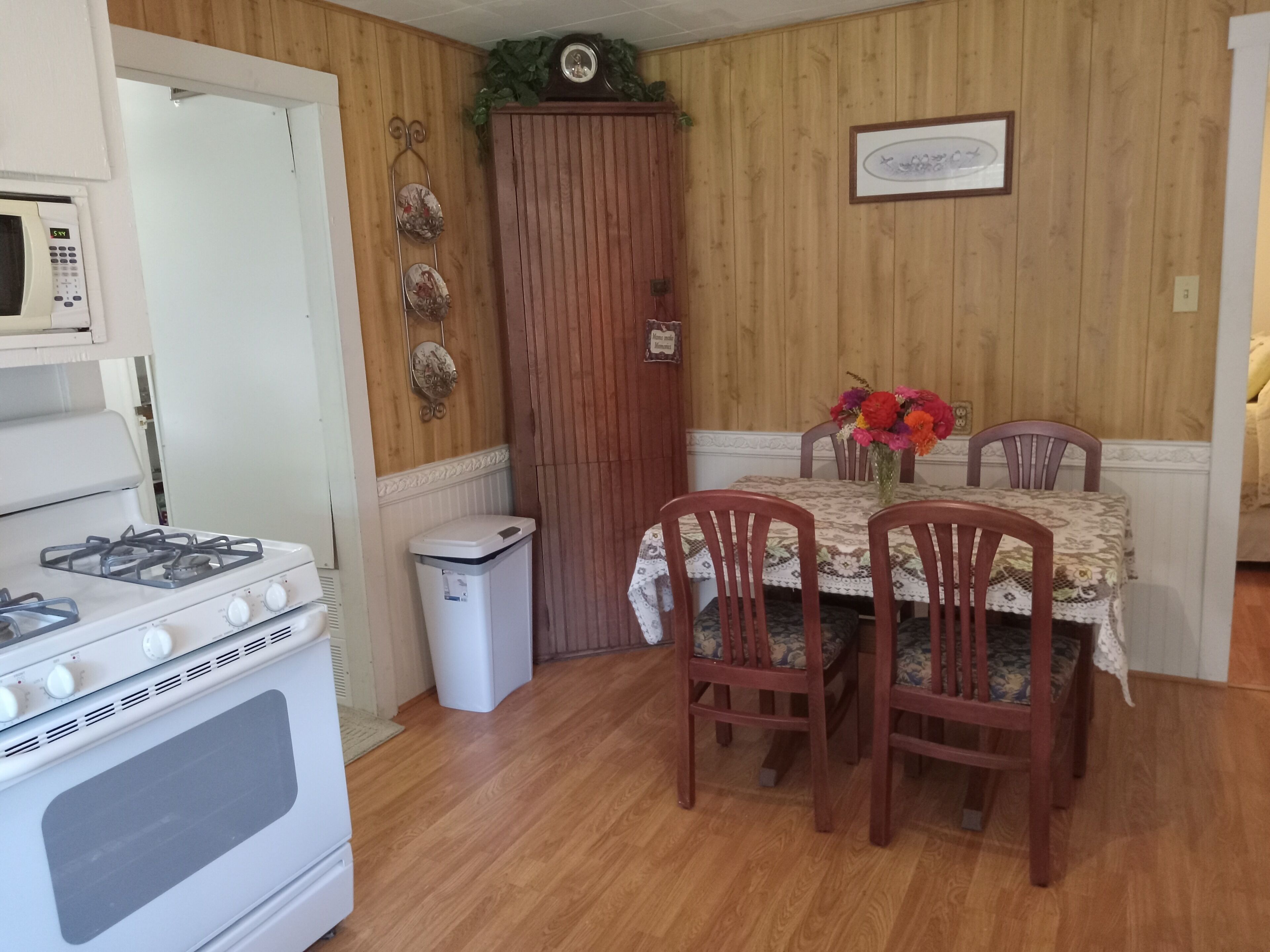 Cottage located IN Crawford Co. , just min. from Patoka Lake! Near Holiday World