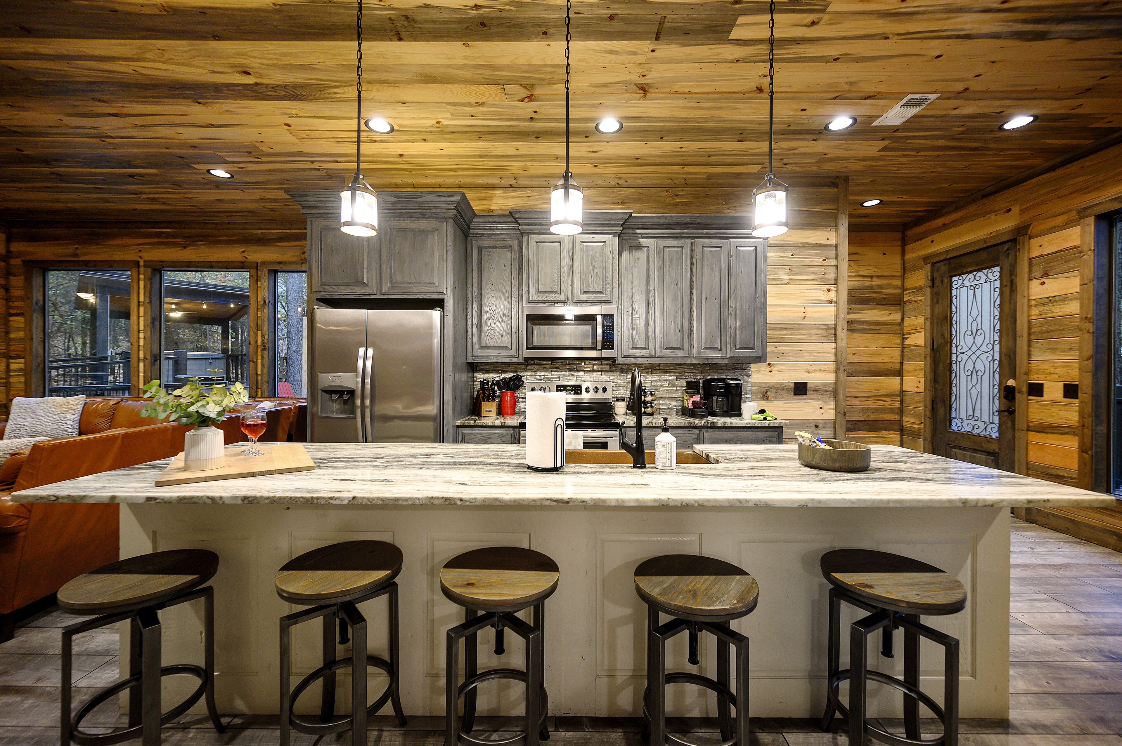 High Roller Cabin-Hochatown/Broken Bow w/playset/hot tub/fire pit