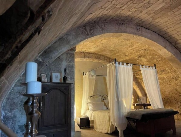 6 bedrooms, desk, iron/ironing board, free WiFi