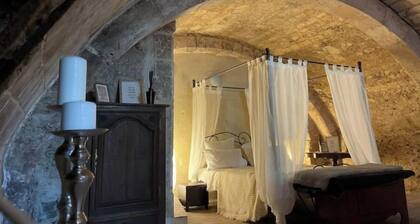 Magnificent Charming Residence by the Water, Less than 1 Hour from Paris