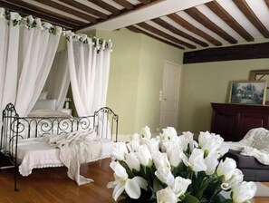 6 bedrooms, desk, iron/ironing board, free WiFi