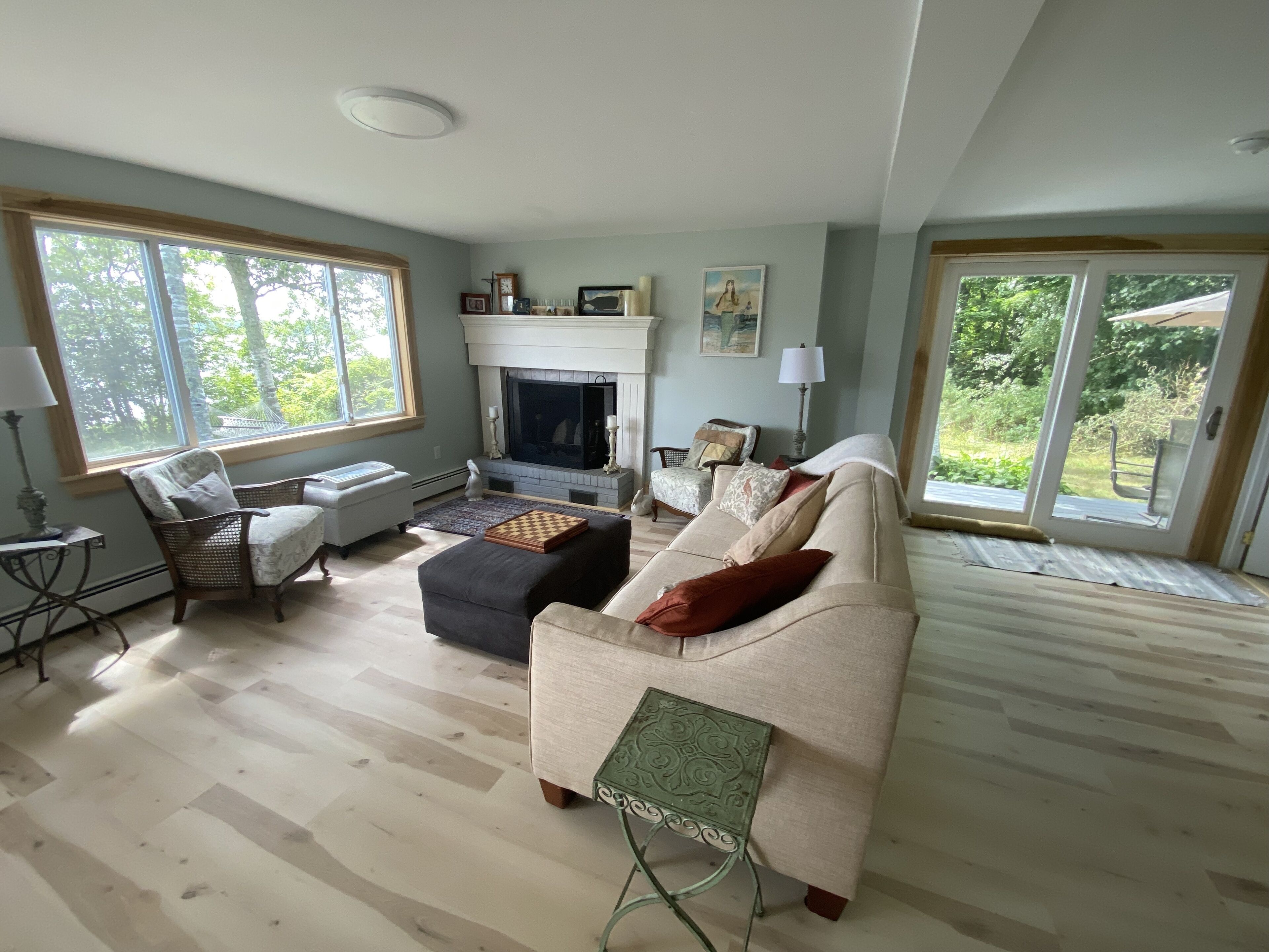 Peaceful waterfront home on quiet cove w/outdoor sauna near shops & hiking