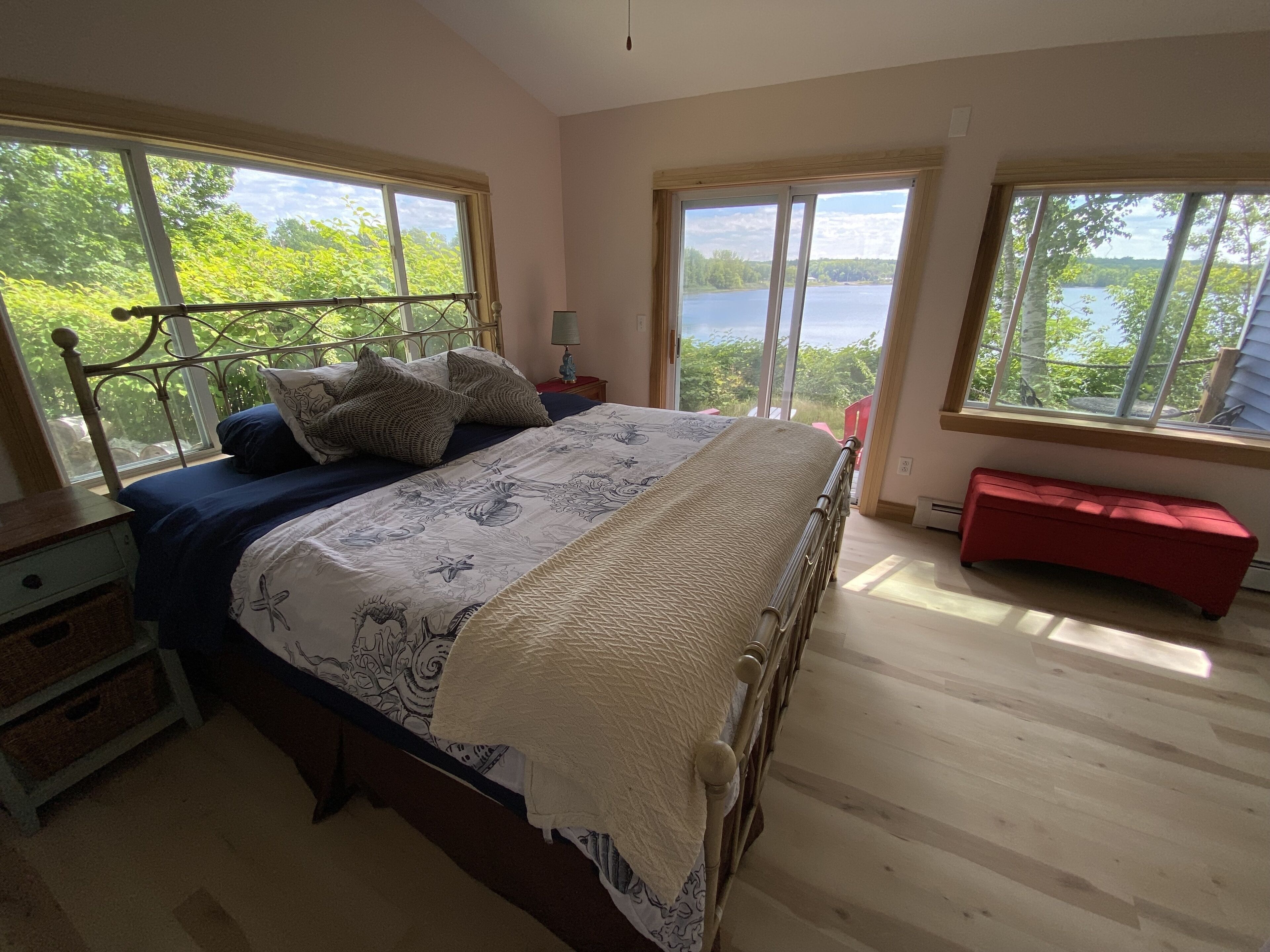 Peaceful waterfront home on quiet cove w/outdoor sauna near shops & hiking