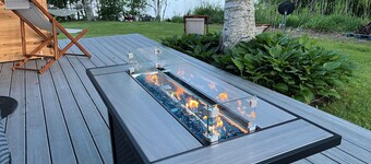 Peaceful waterfront home on quiet cove with outdoor sauna near shops & hiking