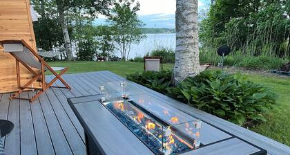 Peaceful waterfront home on quiet cove with outdoor sauna near shops & hiking