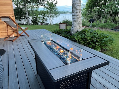 Peaceful waterfront home on quiet cove with outdoor sauna near shops & hiking