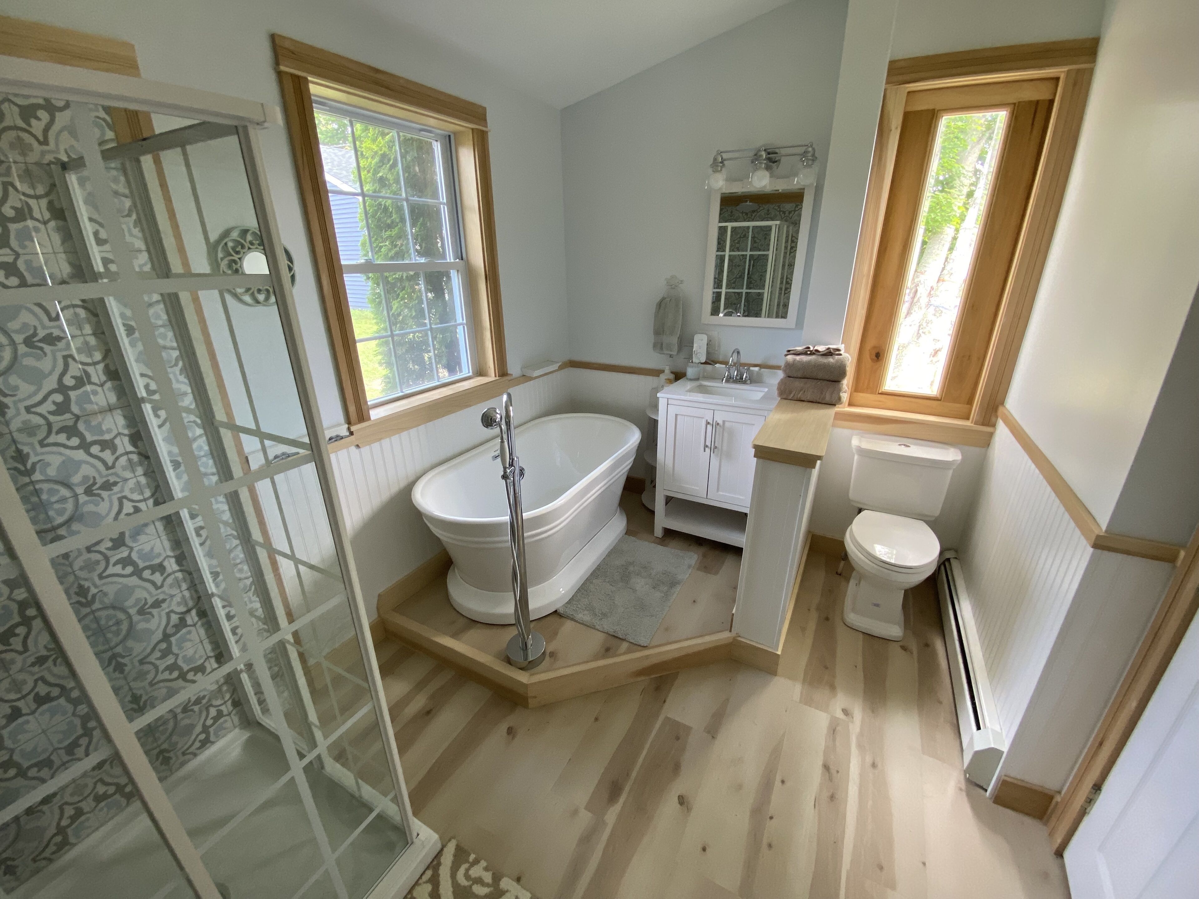 Peaceful waterfront home on quiet cove w/outdoor sauna near shops & hiking